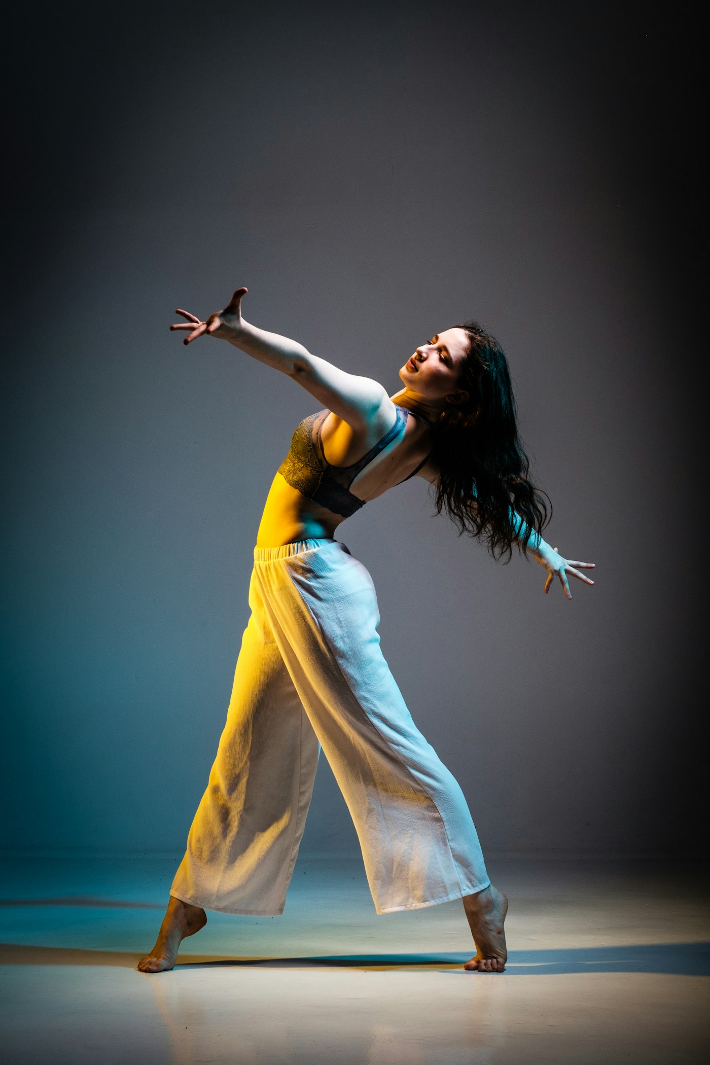 Balletttänzerin in minimalistischem Studio, editorialer Look